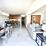 New Deluxe 2Br-2Bth, 2 King Beds, 1 Gig - Speed Wi-Fi, Pool, Huge Patio, Close To The Beach, Marina And Night Life.