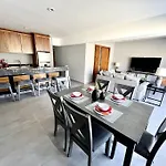 New Deluxe 2Br-2Bth, 2 King Beds, 1 Gig - Speed Wi-Fi, Pool, Huge Patio, Close To The Beach, Marina And Night Life.