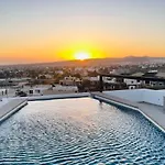 Primer Piso Condo , 3 Recamaras+2.5 Banos +Alberca