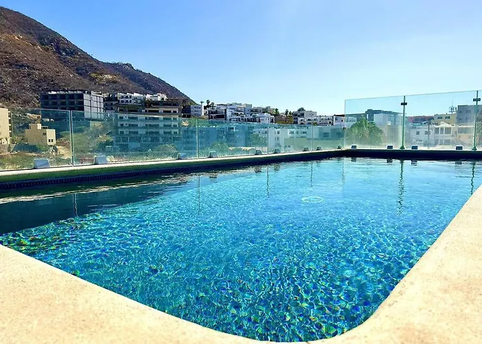 New Deluxe 2Br-2Bth, 2 King Beds, 1 Gig - Speed Wi-Fi, Pool, Huge Patio, Close To The Beach, Marina And Night Life.