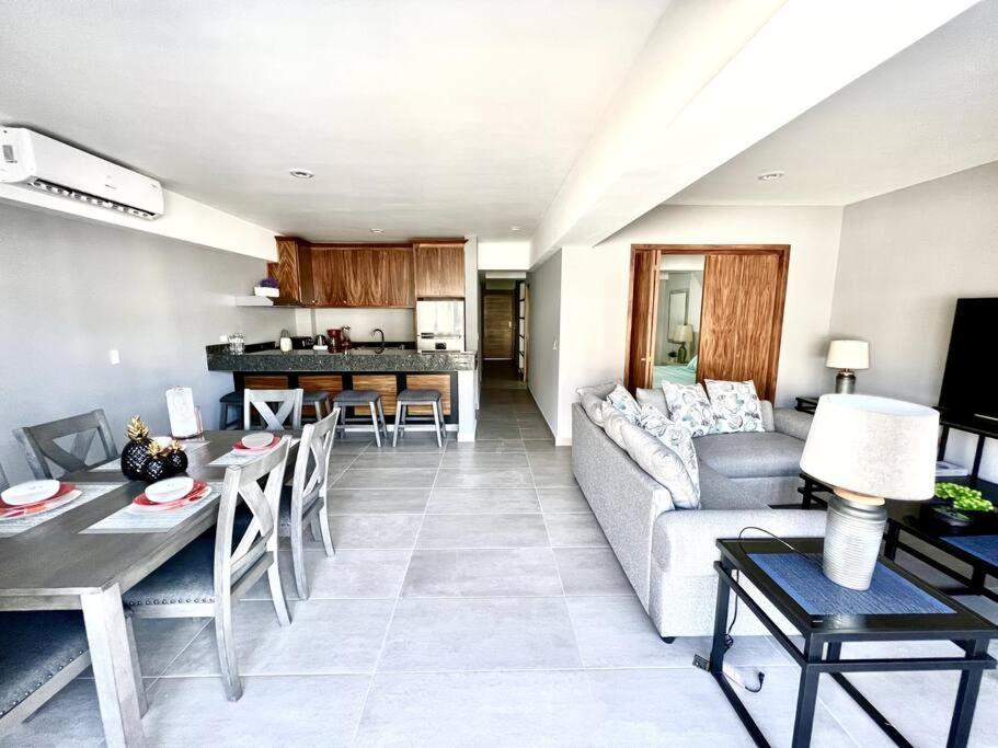 New Deluxe 2br-2bth, 2 King Beds, 1 Gig - Speed Wi-fi, Pool, Huge Patio, Close To The Beach, Marina And Night Life. Cabo San Lucas