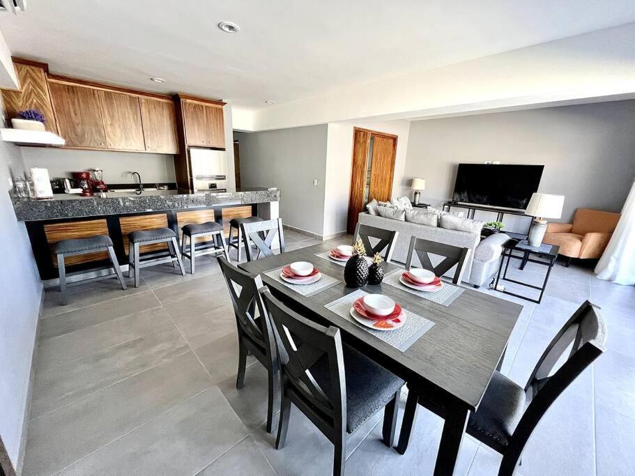 New Deluxe 2br-2bth, 2 King Beds, 1 Gig - Speed Wi-fi, Pool, Huge Patio, Close To The Beach, Marina And Night Life. Apartamento Cabo San Lucas