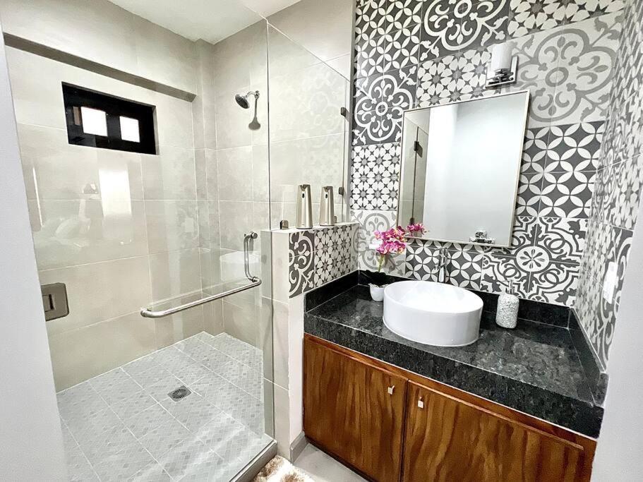 Apartamento New Deluxe 2br-2bth, 2 King Beds, 1 Gig - Speed Wi-fi, Pool, Huge Patio, Close To The Beach, Marina And Night Life.