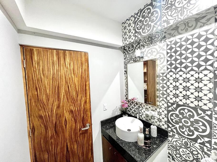 Apartamento New Deluxe 2br-2bth, 2 King Beds, 1 Gig - Speed Wi-fi, Pool, Huge Patio, Close To The Beach, Marina And Night Life.