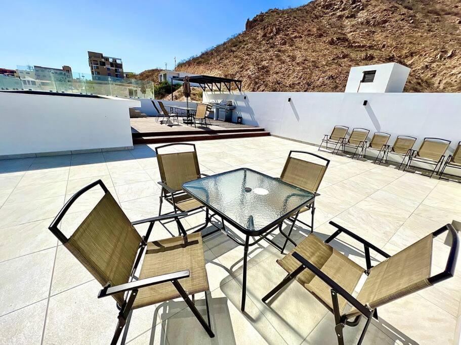 New Deluxe 2br-2bth, 2 King Beds, 1 Gig - Speed Wi-fi, Pool, Huge Patio, Close To The Beach, Marina And Night Life. Apartamento