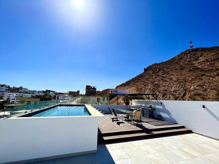 New Deluxe 2br-2bth, 2 King Beds, 1 Gig - Speed Wi-fi, Pool, Huge Patio, Close To The Beach, Marina And Night Life.