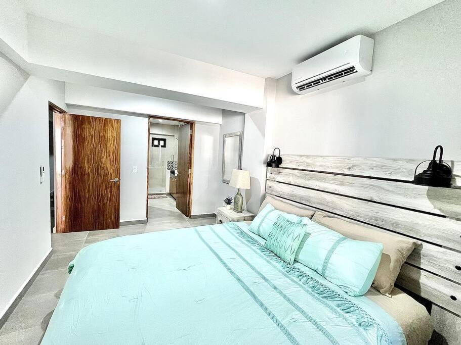 Apartamento New Deluxe 2br-2bth, 2 King Beds, 1 Gig - Speed Wi-fi, Pool, Huge Patio, Close To The Beach, Marina And Night Life. Cabo San Lucas