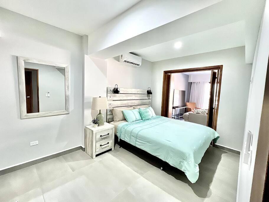 New Deluxe 2br-2bth, 2 King Beds, 1 Gig - Speed Wi-fi, Pool, Huge Patio, Close To The Beach, Marina And Night Life. Apartamento