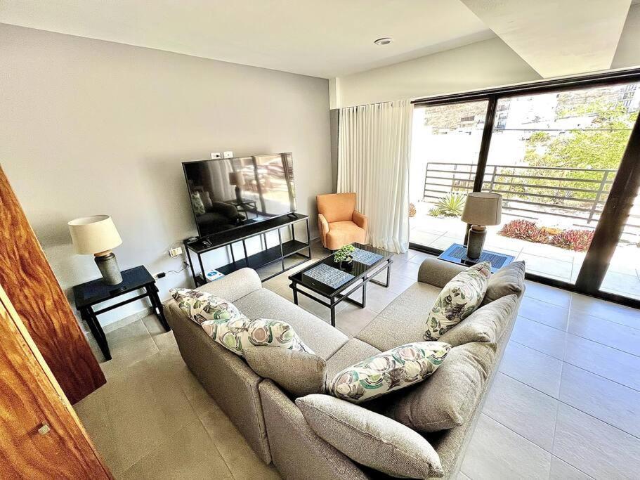 New Deluxe 2br-2bth, 2 King Beds, 1 Gig - Speed Wi-fi, Pool, Huge Patio, Close To The Beach, Marina And Night Life. Apartamento Cabo San Lucas