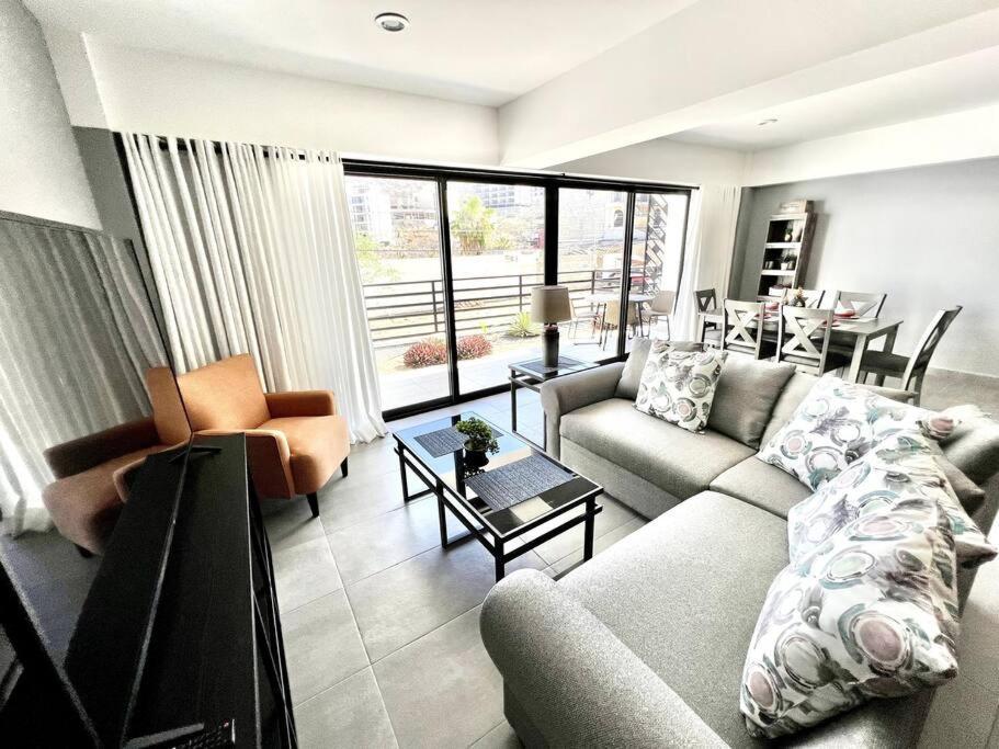 New Deluxe 2br-2bth, 2 King Beds, 1 Gig - Speed Wi-fi, Pool, Huge Patio, Close To The Beach, Marina And Night Life. *