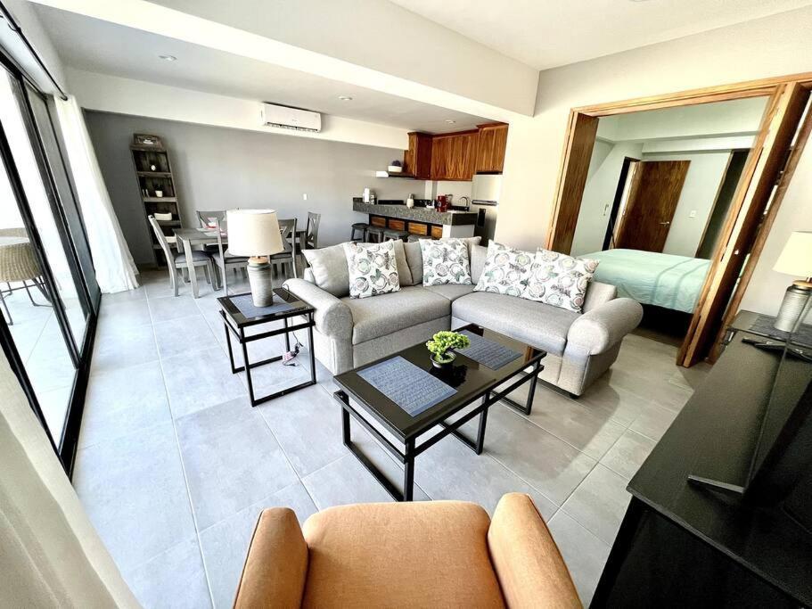 New Deluxe 2br-2bth, 2 King Beds, 1 Gig - Speed Wi-fi, Pool, Huge Patio, Close To The Beach, Marina And Night Life. Apartamento *