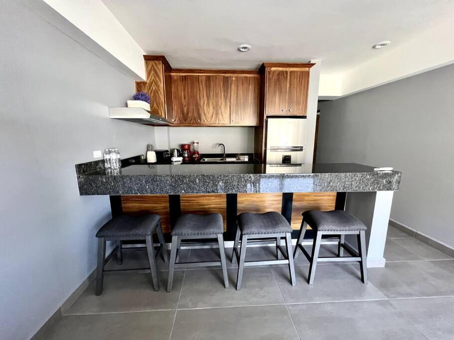 New Deluxe 2br-2bth, 2 King Beds, 1 Gig - Speed Wi-fi, Pool, Huge Patio, Close To The Beach, Marina And Night Life. *