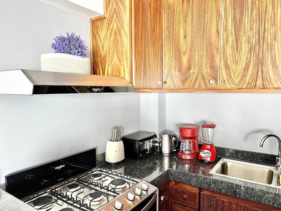 New Deluxe 2br-2bth, 2 King Beds, 1 Gig - Speed Wi-fi, Pool, Huge Patio, Close To The Beach, Marina And Night Life. Apartamento