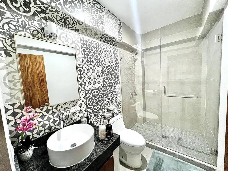 New Deluxe 2br-2bth, 2 King Beds, 1 Gig - Speed Wi-fi, Pool, Huge Patio, Close To The Beach, Marina And Night Life.