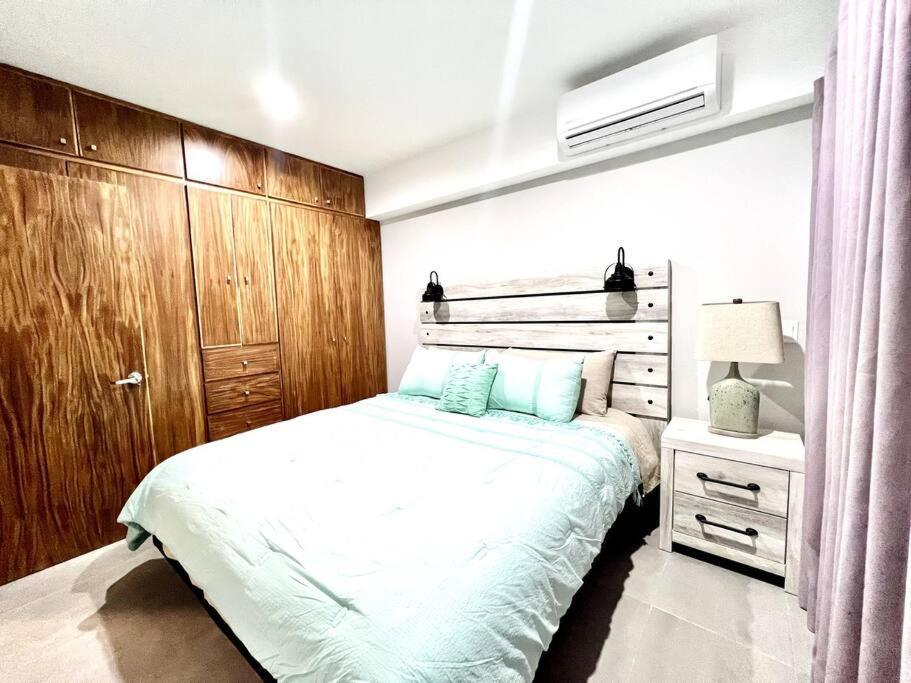 Apartamento New Deluxe 2br-2bth, 2 King Beds, 1 Gig - Speed Wi-fi, Pool, Huge Patio, Close To The Beach, Marina And Night Life. *