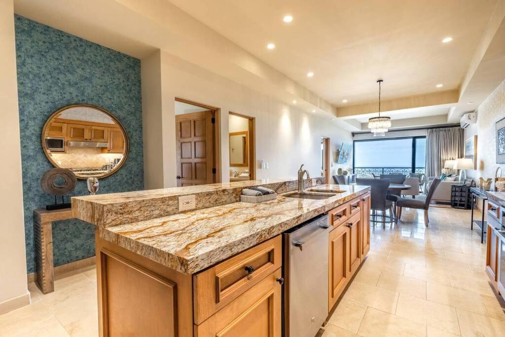 Apartment Breathtaking Ocean Views And Access Resorts!