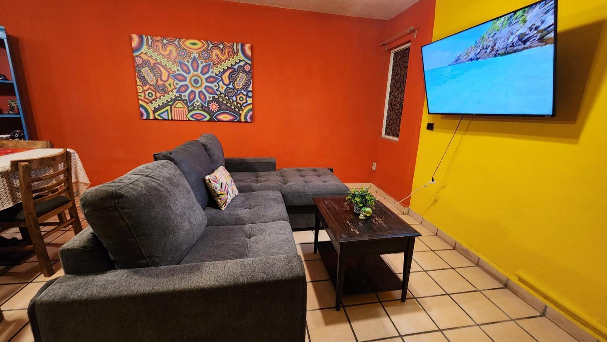 Casa Revolucion: 2br/2ba Casita Close To Downtown With Private Parking *