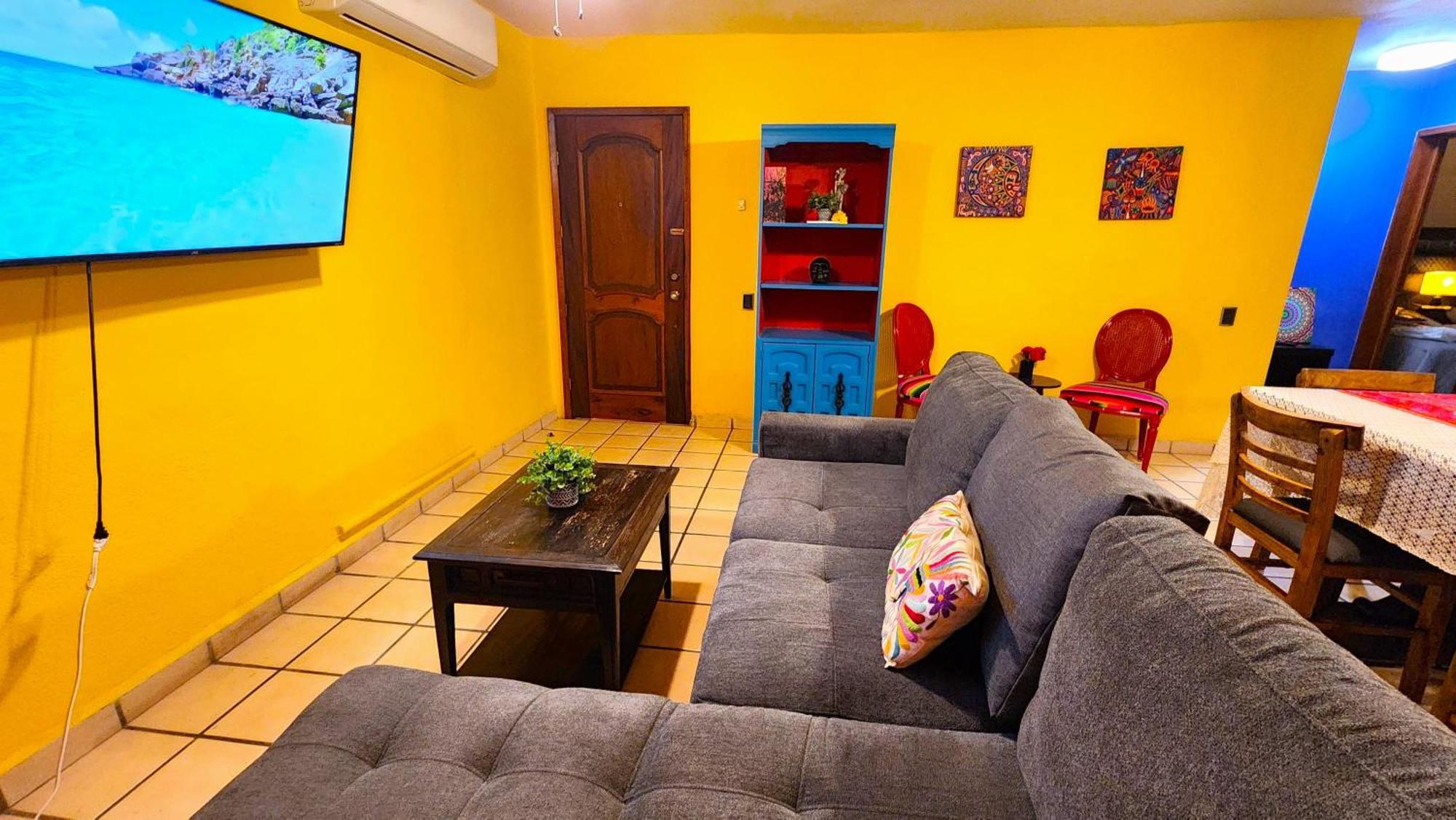 Casa Revolucion: 2br/2ba Casita Close To Downtown With Private Parking Apartment