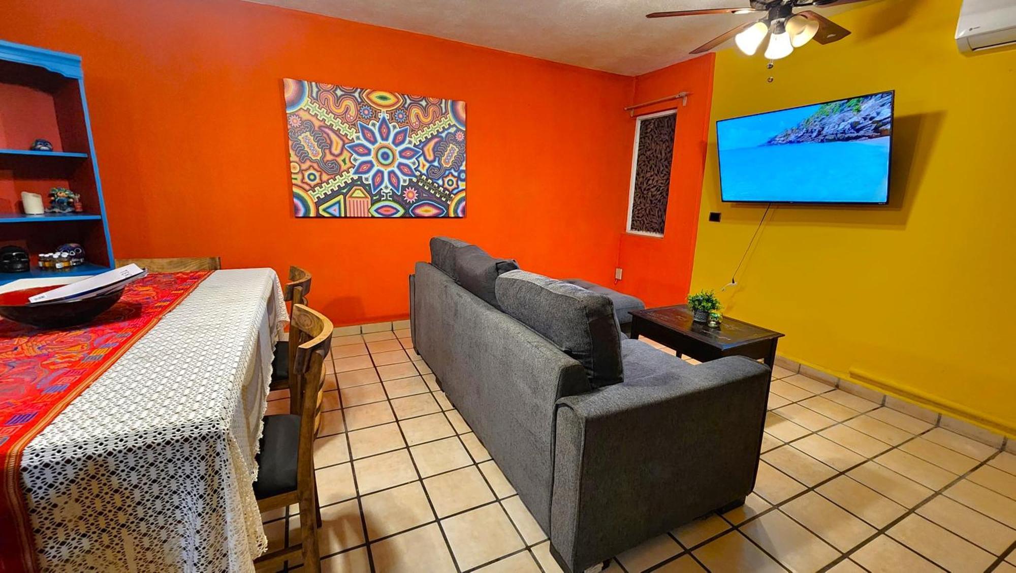 Casa Revolucion: 2br/2ba Casita Close To Downtown With Private Parking Apartment *