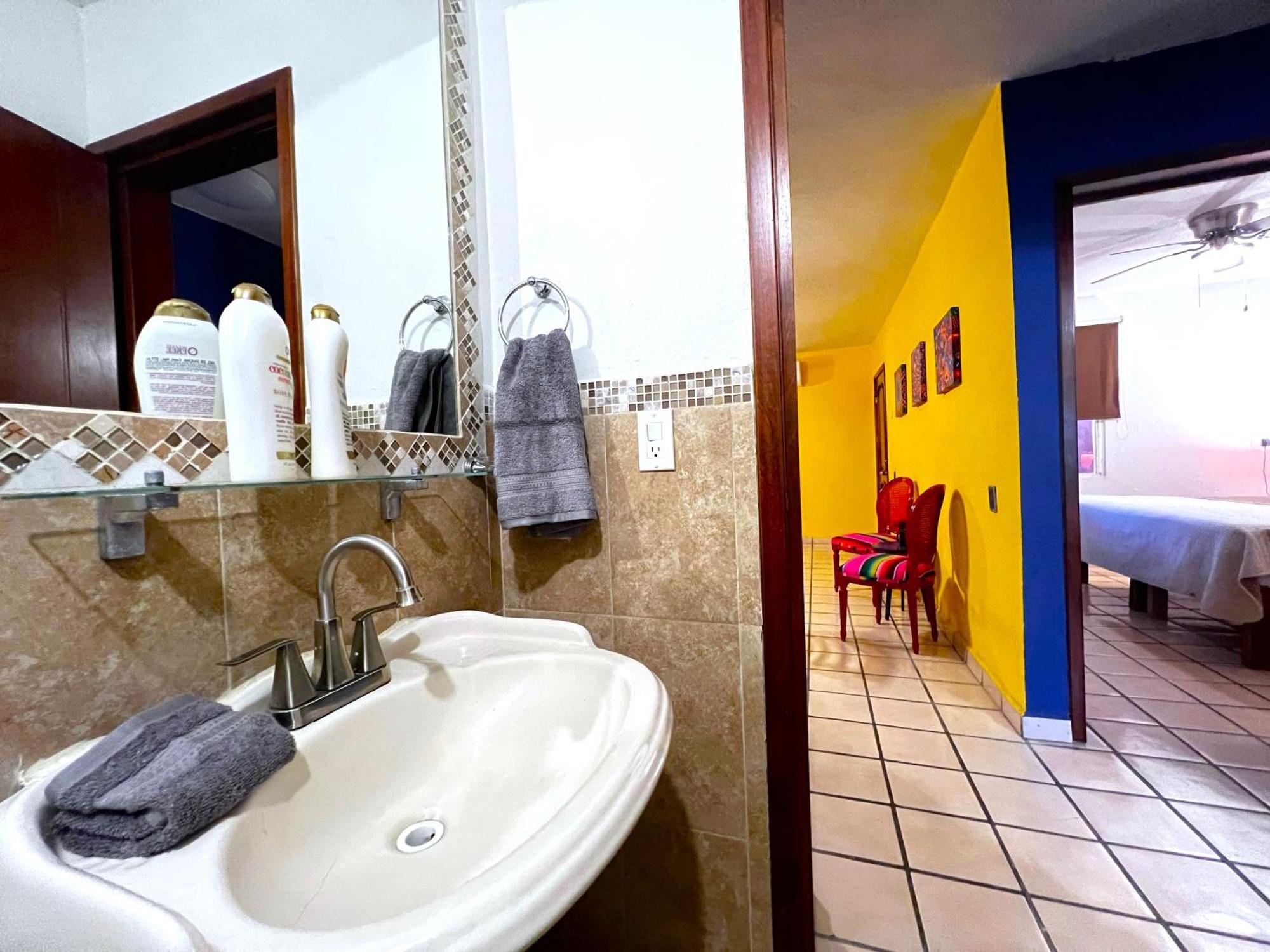 Casa Revolucion: 2br/2ba Casita Close To Downtown With Private Parking Apartment