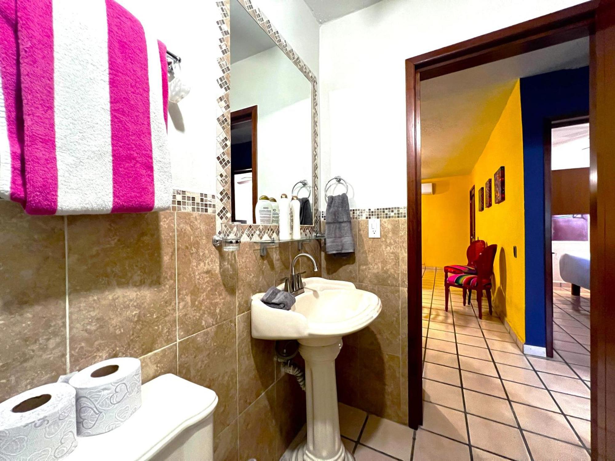 Casa Revolucion: 2br/2ba Casita Close To Downtown With Private Parking Apartment *