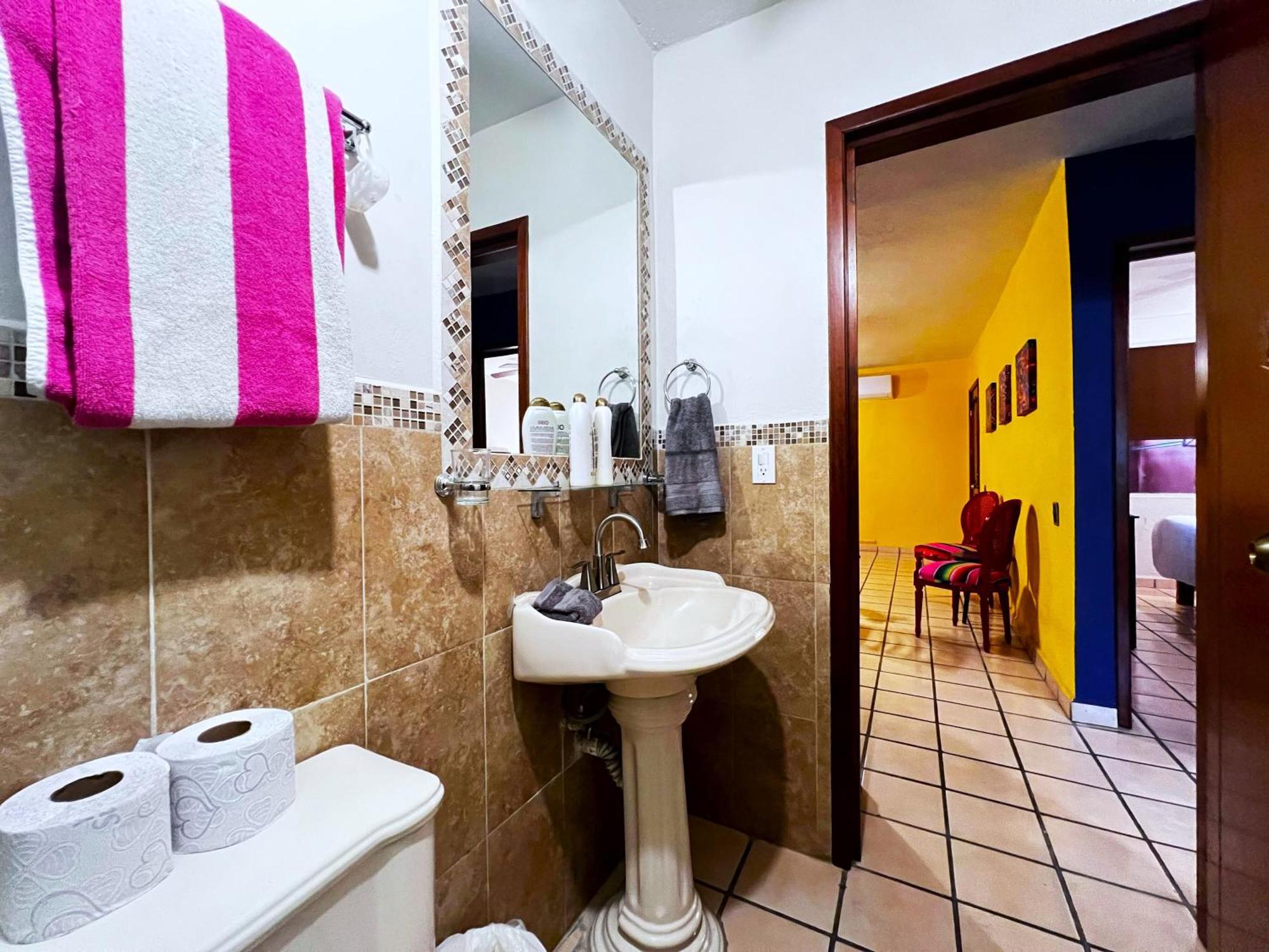 Casa Revolucion: 2br/2ba Casita Close To Downtown With Private Parking