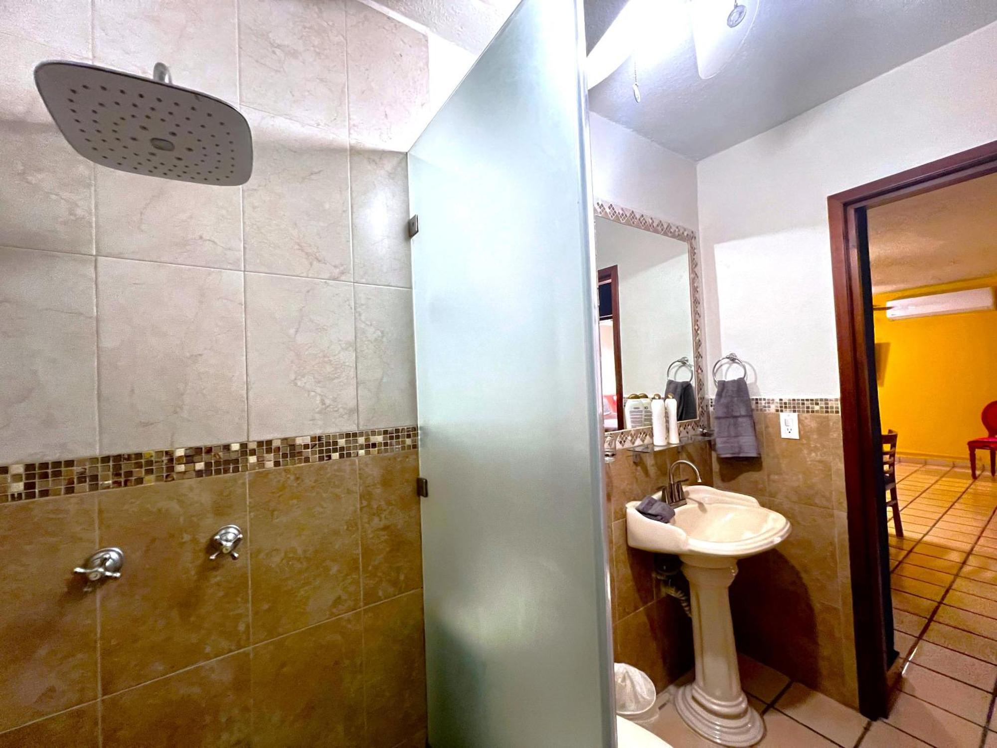Casa Revolucion: 2br/2ba Casita Close To Downtown With Private Parking Apartment