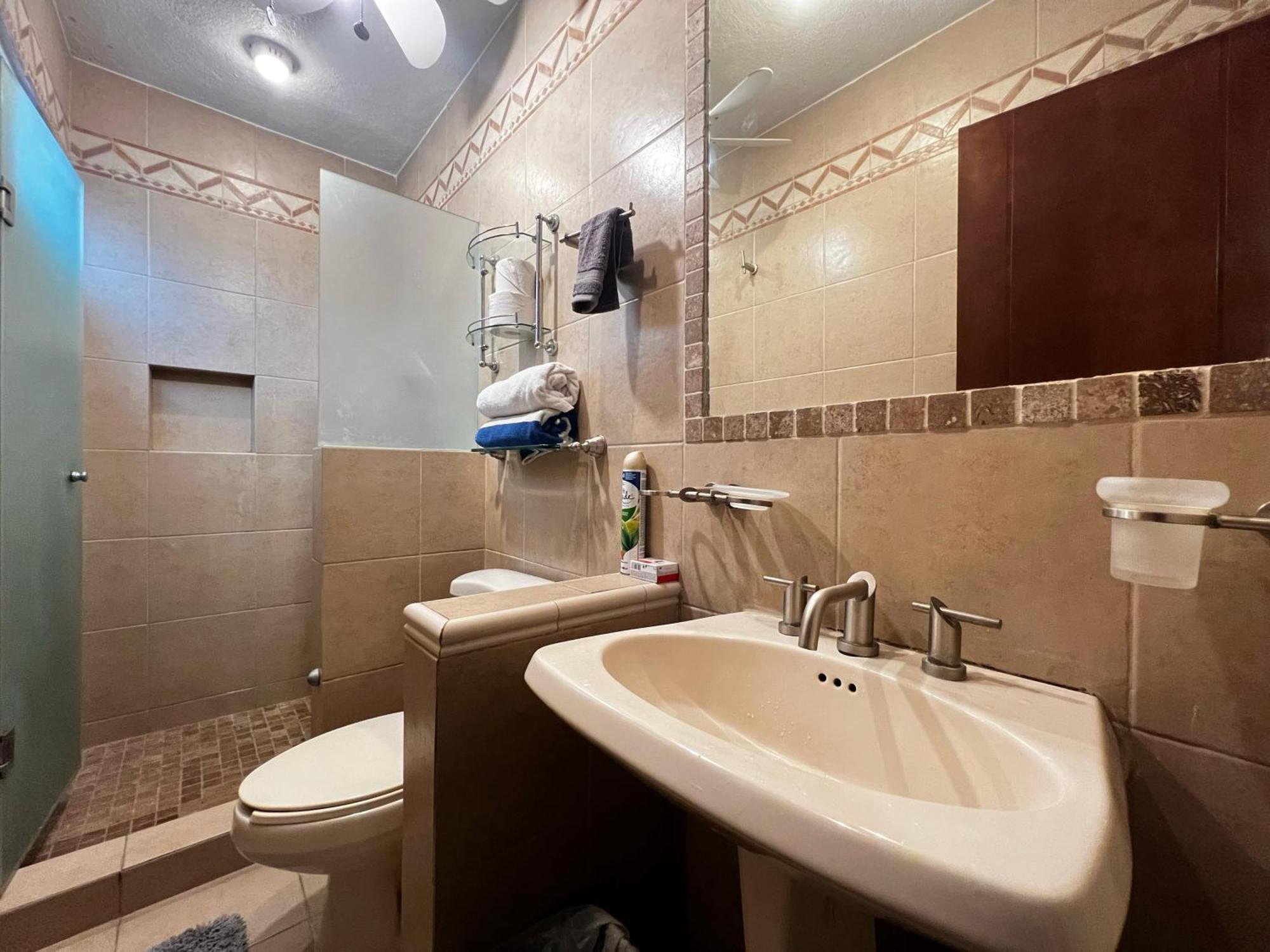Casa Revolucion: 2br/2ba Casita Close To Downtown With Private Parking