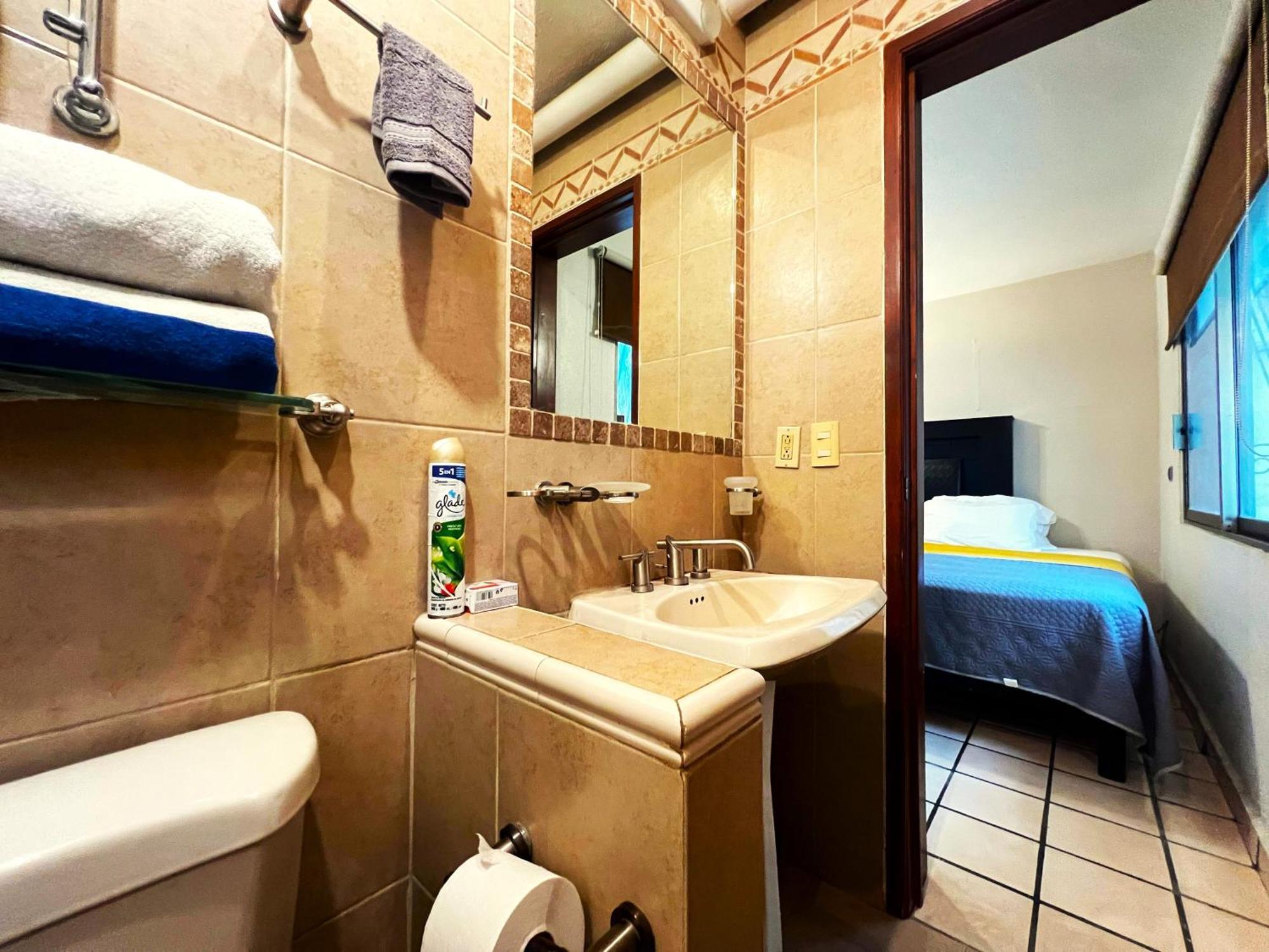 Casa Revolucion: 2br/2ba Casita Close To Downtown With Private Parking Apartment *