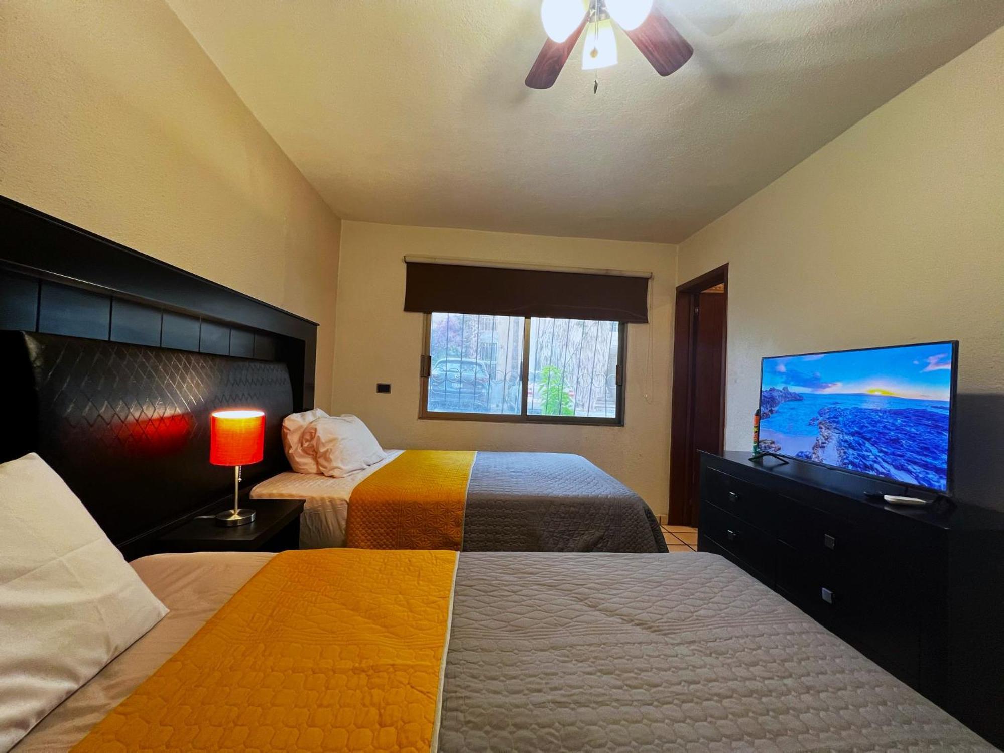 Casa Revolucion: 2br/2ba Casita Close To Downtown With Private Parking *