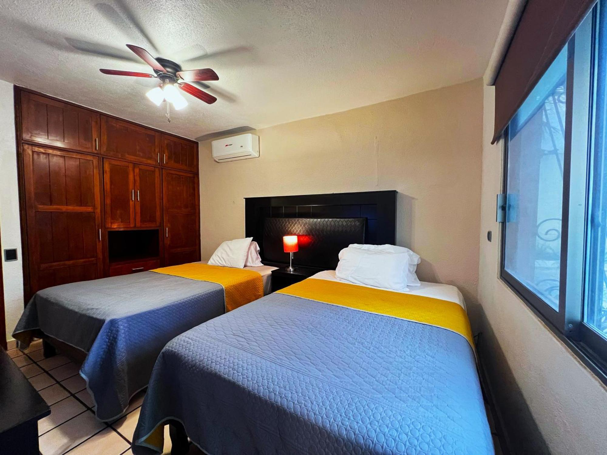 Casa Revolucion: 2br/2ba Casita Close To Downtown With Private Parking
