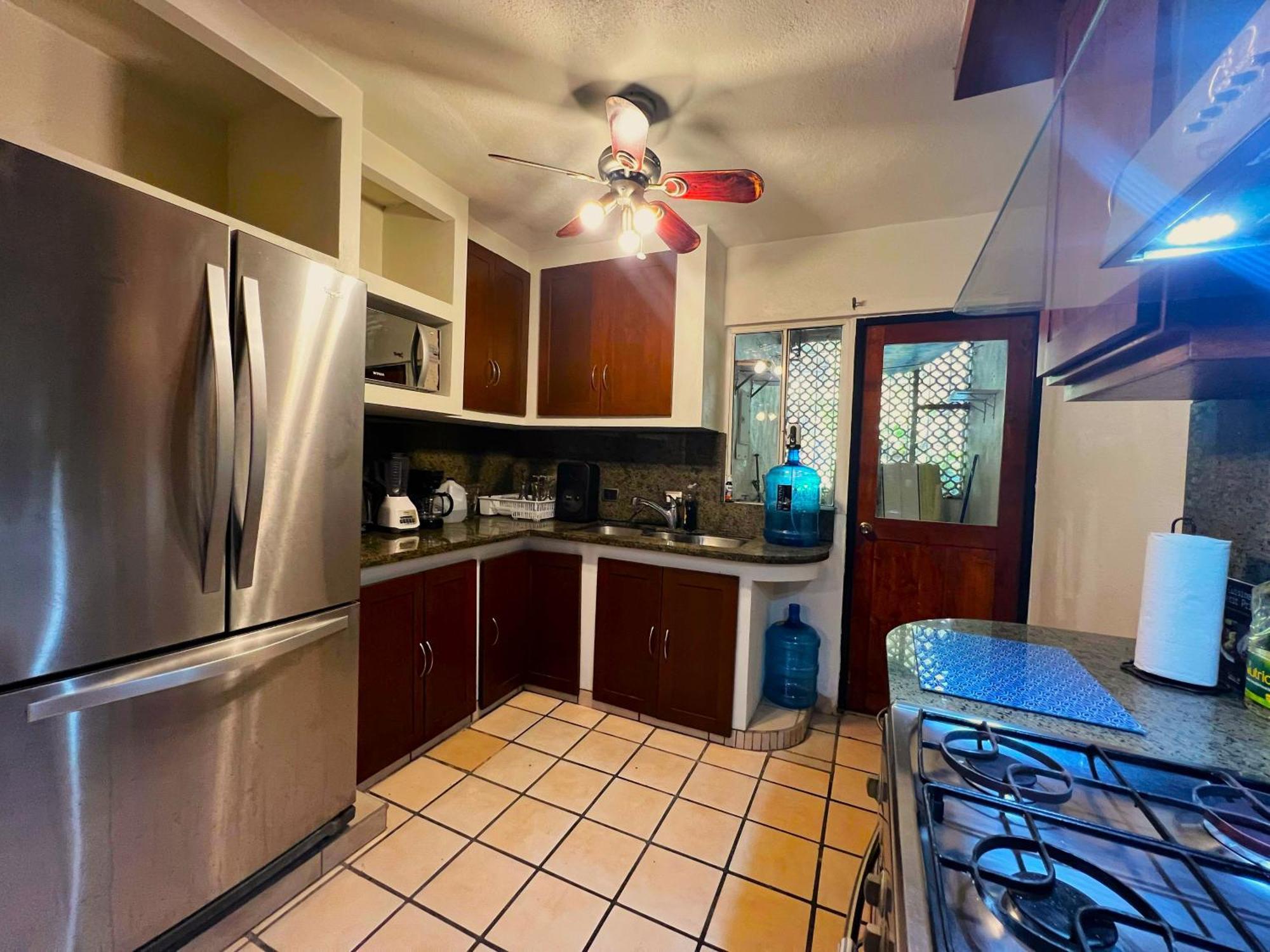 Casa Revolucion: 2br/2ba Casita Close To Downtown With Private Parking *