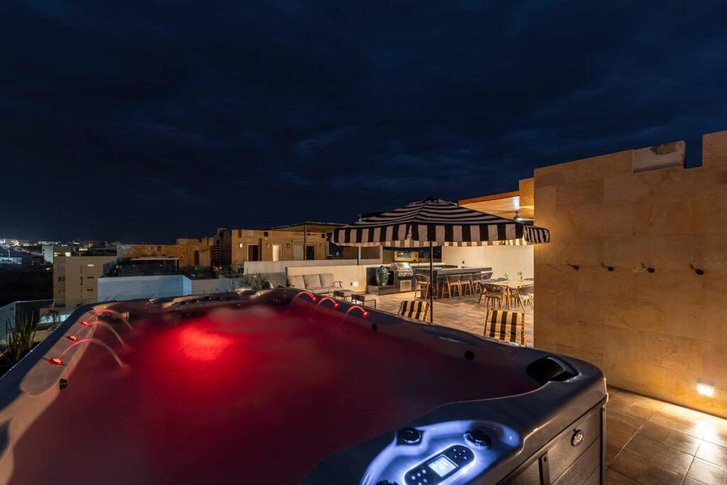 Penthouse With Private Jacuzzi And 4 Bedrooms Apartment *