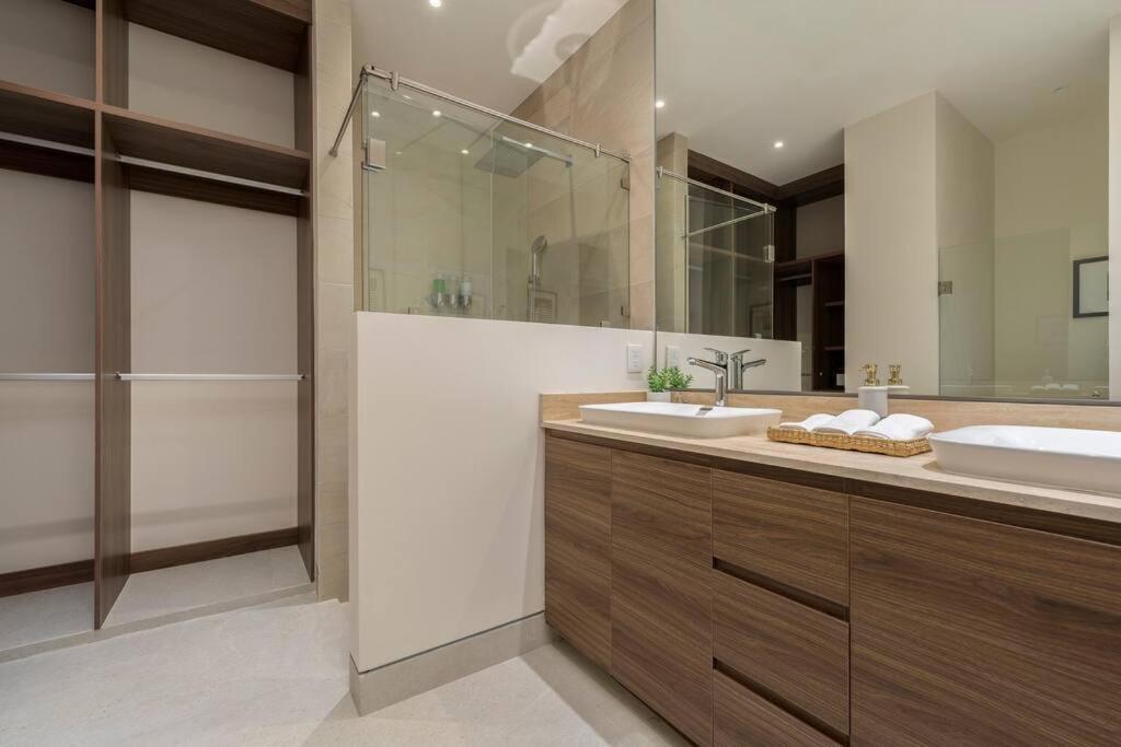 Penthouse With Private Jacuzzi And 4 Bedrooms Apartment *