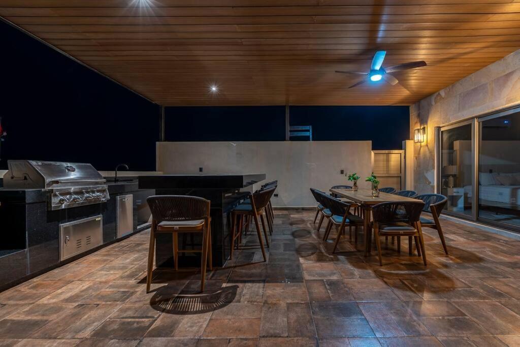 Penthouse With Private Jacuzzi And 4 Bedrooms Apartment *