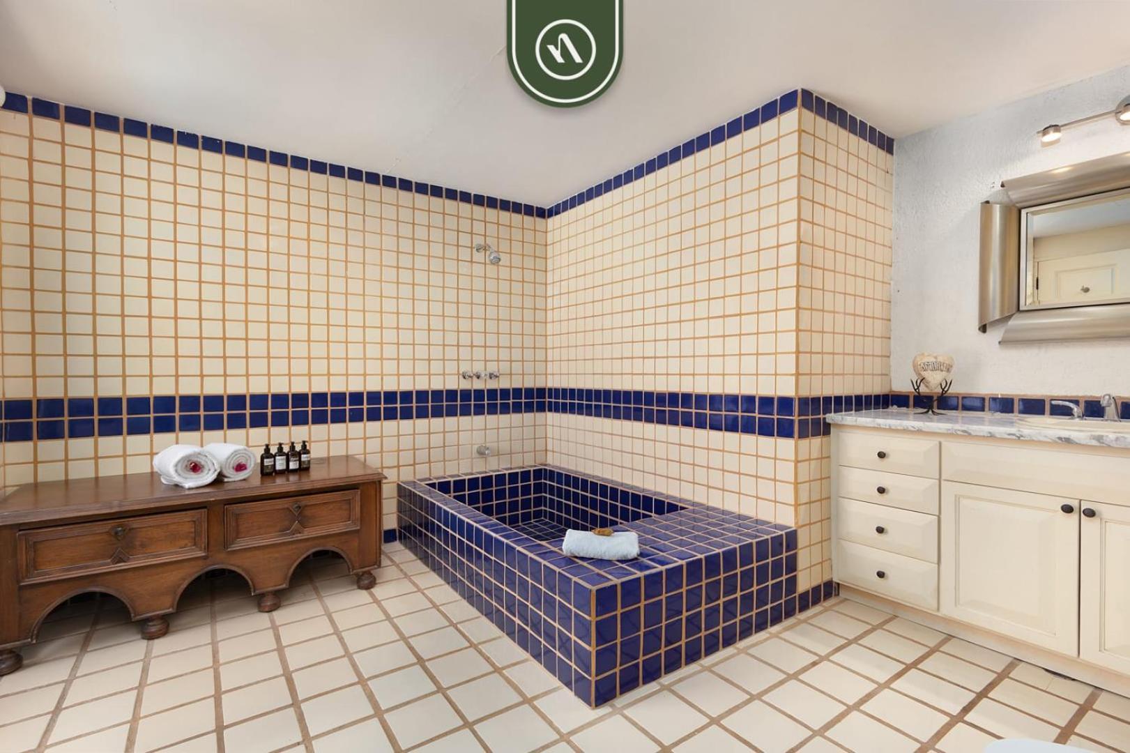 Mexican-style 3 Bedroom - Oceanfront Pool -
