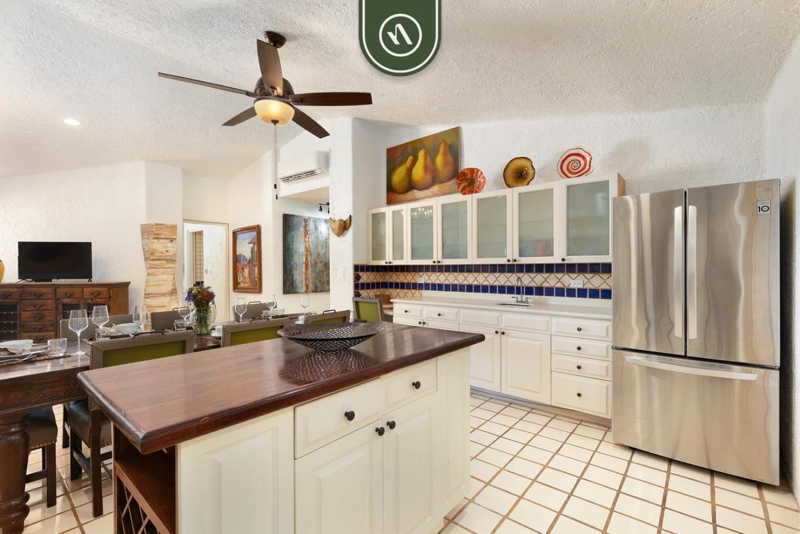 Mexican-style 3 Bedroom - Oceanfront Pool - Apartment