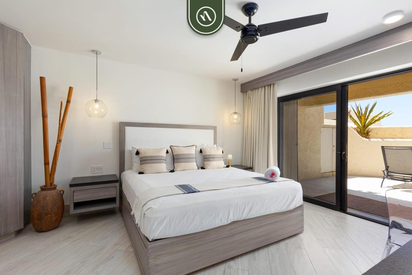 Beachview 3 Bedroom - Oceanfront Pool - Cabo San Lucas