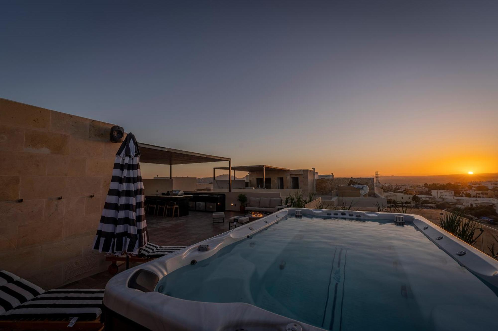 Brand New Luxury Ph With Private Pool And Views