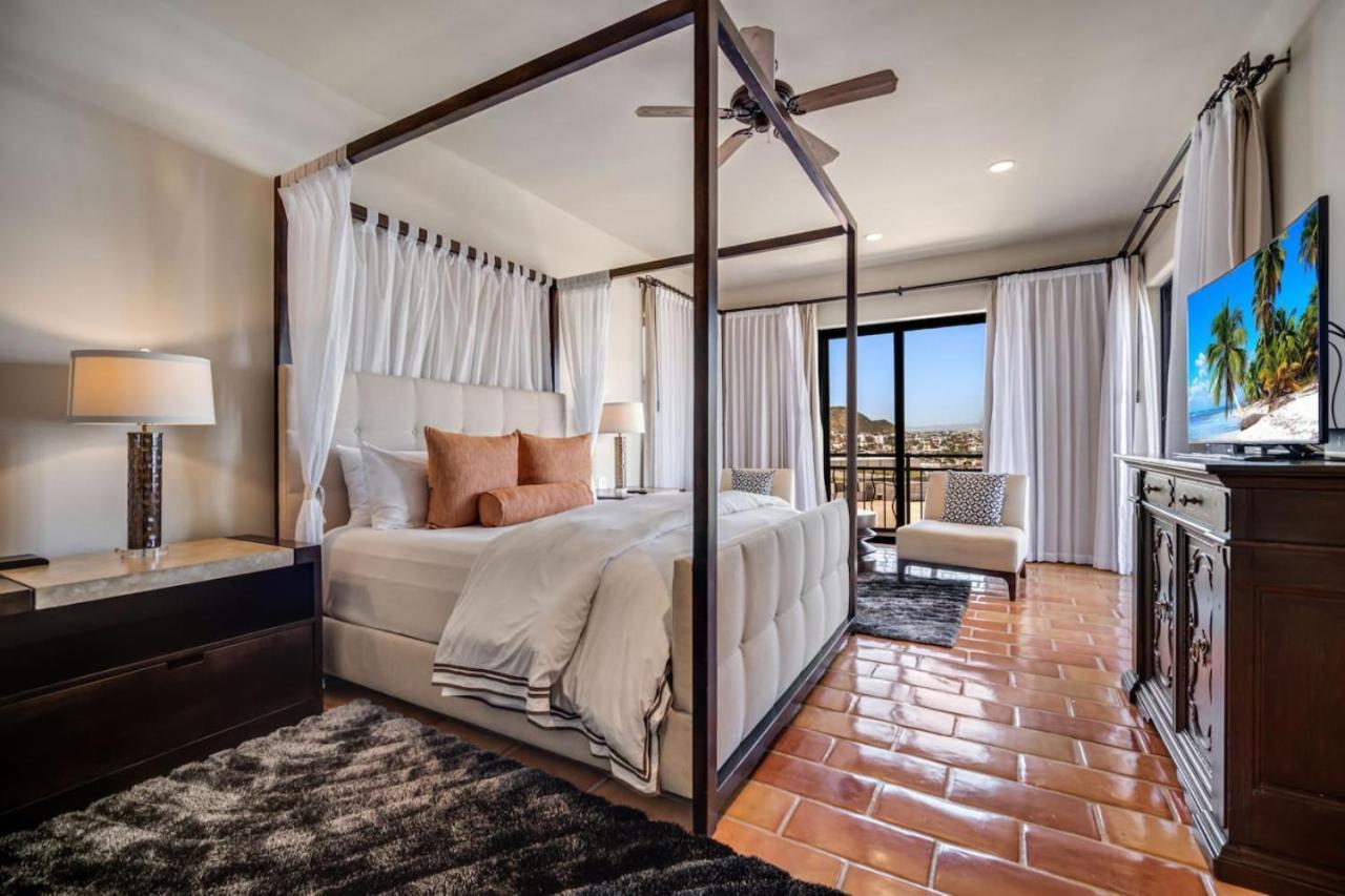4bd 2-level Penthouse 5-star Beachfront Paradise. Holiday home *