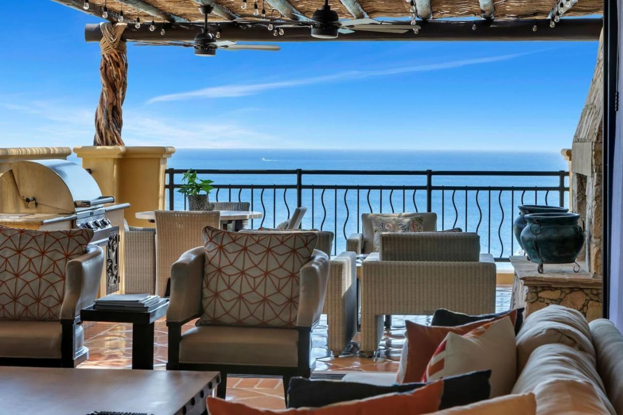 4bd 2-level Penthouse 5-star Beachfront Paradise. Holiday home *