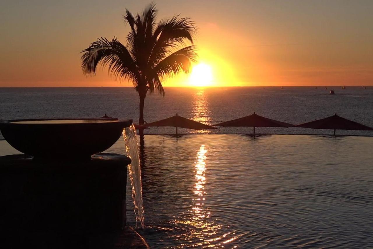 4bd 2-level Penthouse 5-star Beachfront Paradise. Holiday home Cabo San Lucas