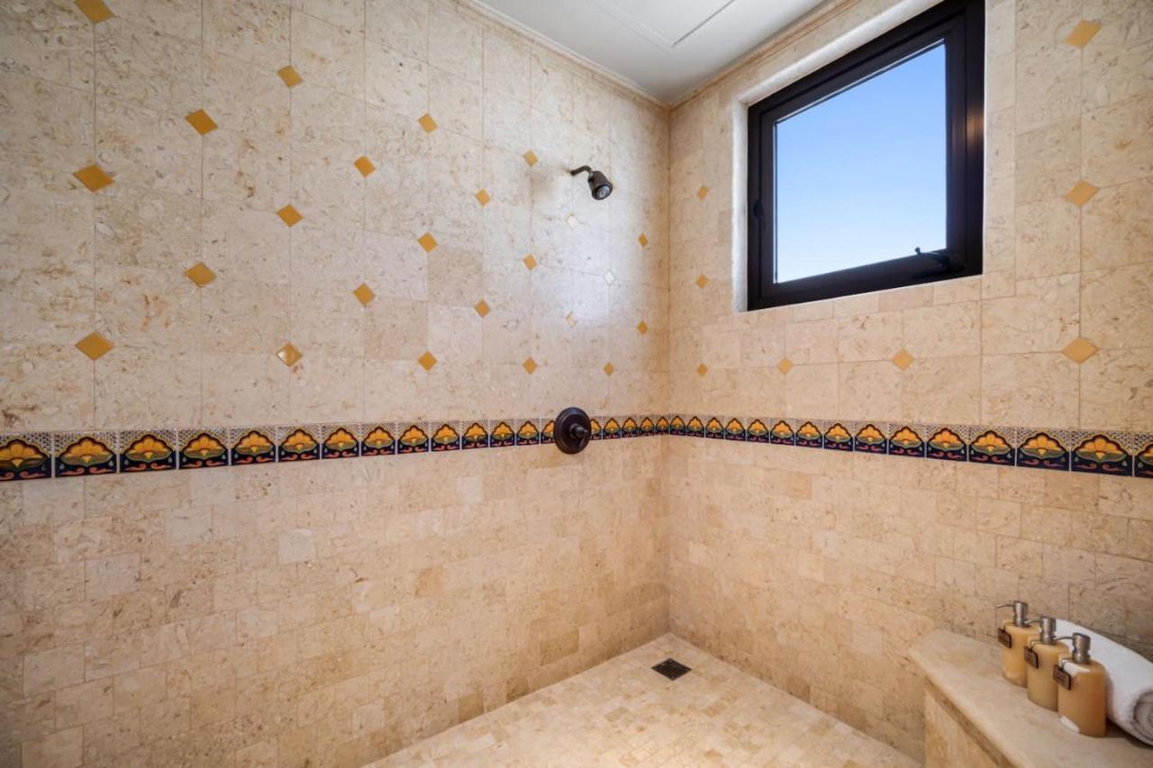 4bd 2-level Penthouse 5-star Beachfront Paradise.