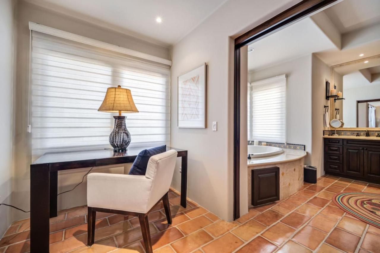 4bd 2-level Penthouse 5-star Beachfront Paradise. Holiday home Cabo San Lucas