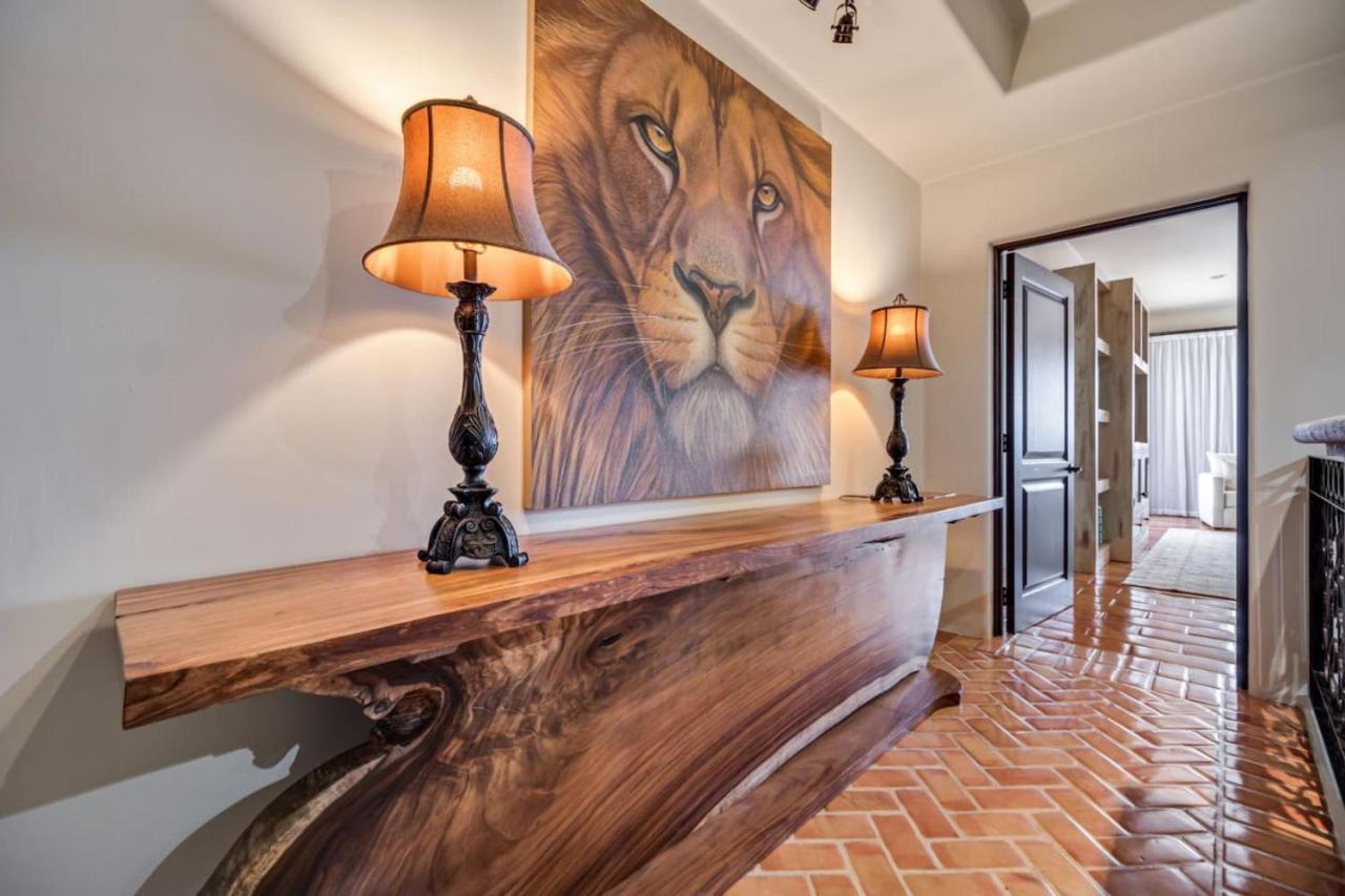 4bd 2-level Penthouse 5-star Beachfront Paradise. Holiday home