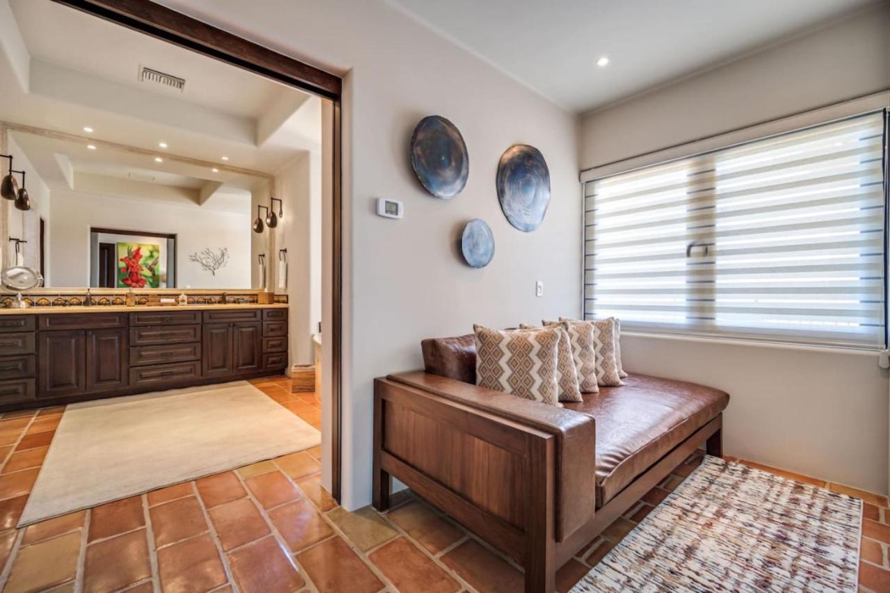4bd 2-level Penthouse 5-star Beachfront Paradise. Holiday home *