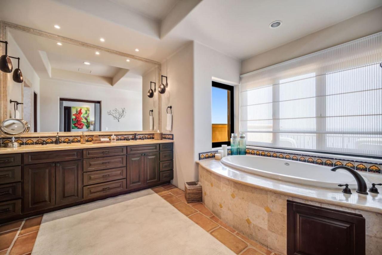 Holiday home 4bd 2-level Penthouse 5-star Beachfront Paradise. *