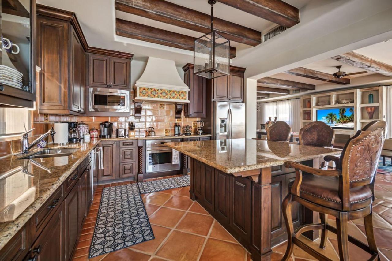 4bd 2-level Penthouse 5-star Beachfront Paradise. Holiday home *