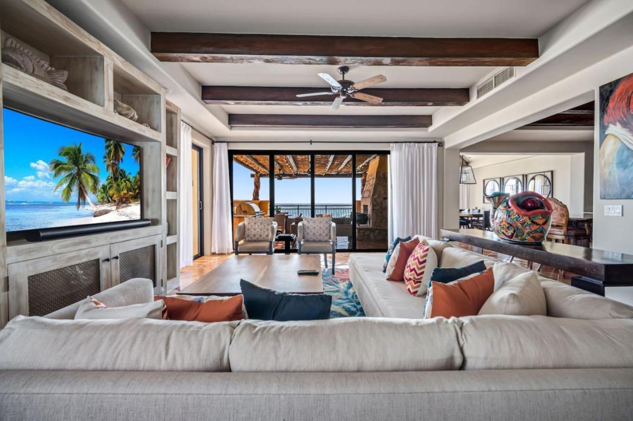 4bd 2-level Penthouse 5-star Beachfront Paradise. Holiday home