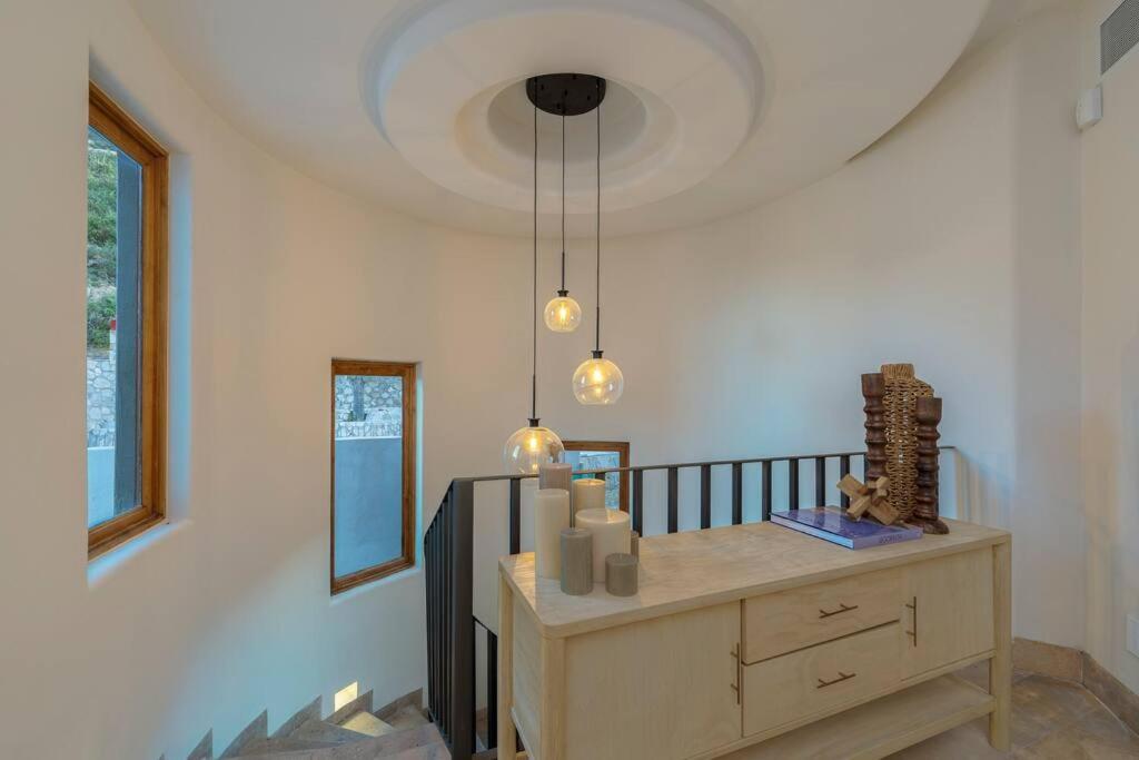 Casa La Pinata 7br - Concierge And Maid Included Villa *